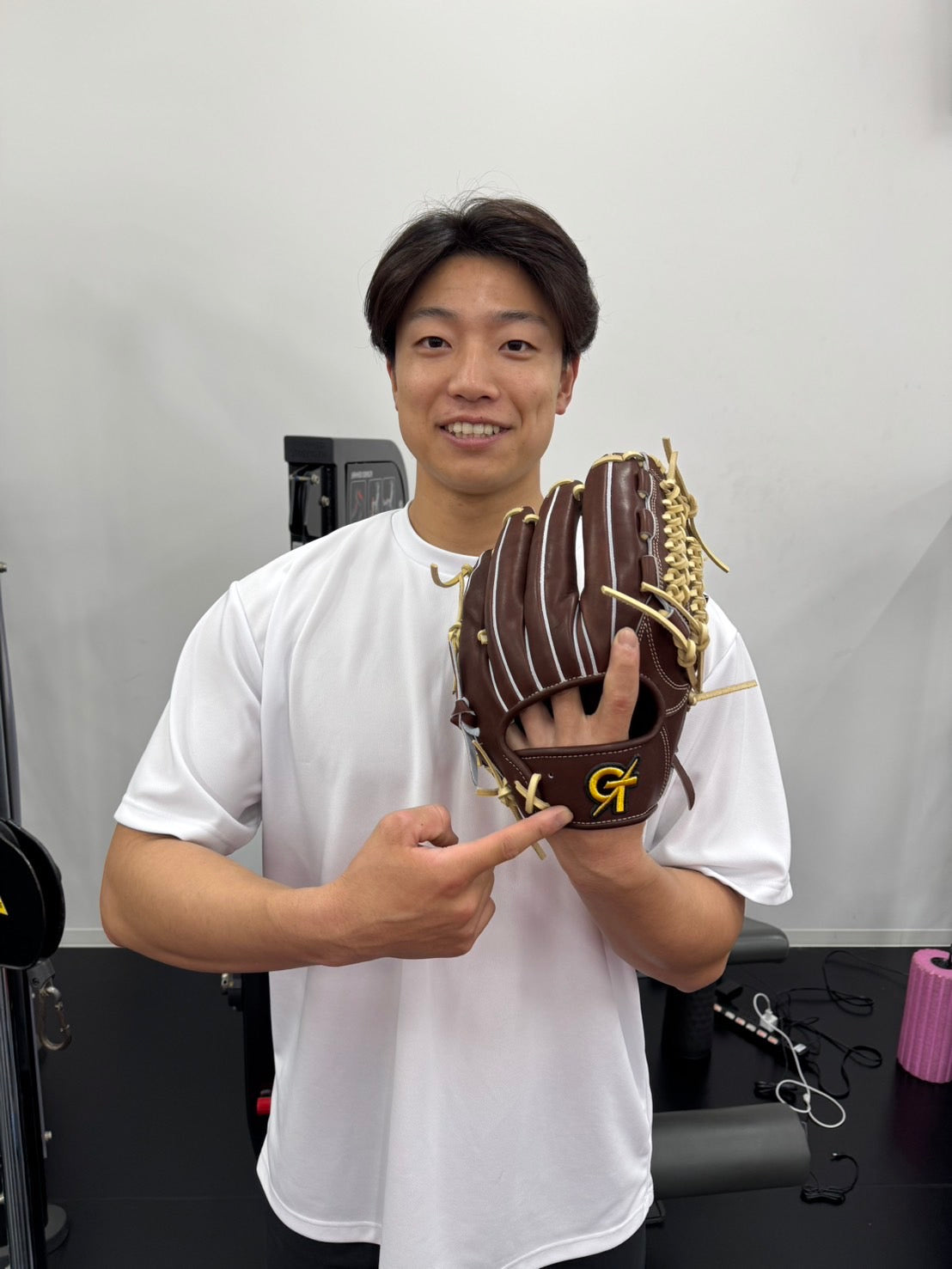 中日ドラゴンズ #43 味谷大誠選手へGTグラブを練習用としてお渡ししま